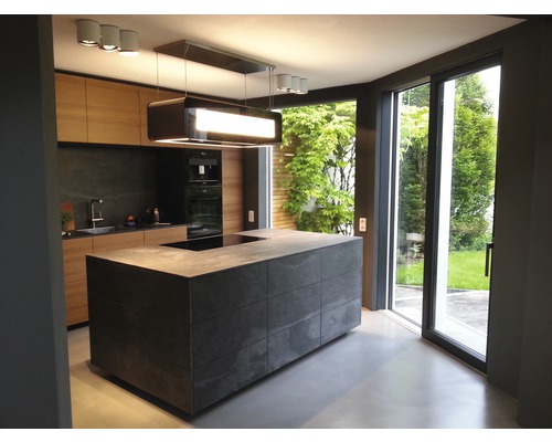 Moderne Küche mit Kücheninsel, Einbauschränken und Schiebetür zum Garten