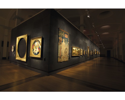 Museumsgalerie mit ausgestellten Gemälden und Wandteppichen