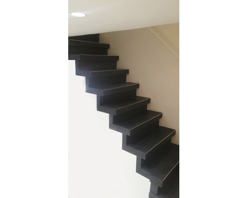 Treppe mit Holzstufen im Innenbereich