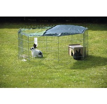 Enclos extérieur avec lapins, cabane, abreuvoir et couverture dans le jardin