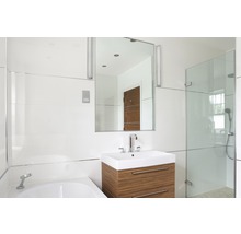 Salle de bains avec meuble sous-lavabo, miroir, baignoire et douche
