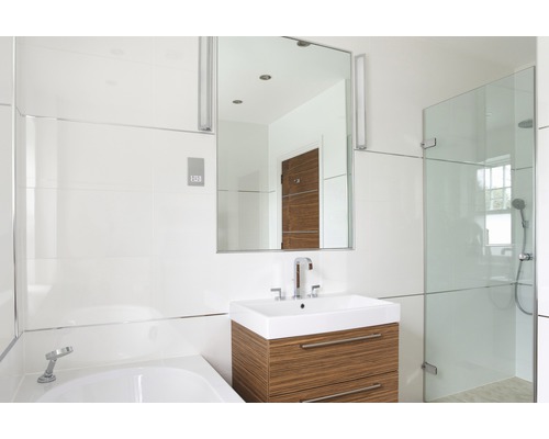 Salle de bains avec meuble sous-lavabo, miroir, baignoire et douche