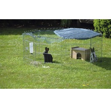 Parc d''éveil avec clapier et deux lapins sur une pelouse