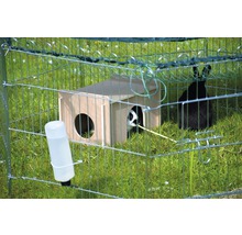 Clapier avec cabane en bois et bouteille d''eau à l''extérieur