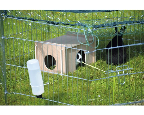 Clapier avec cabane en bois et bouteille d''eau à l''extérieur