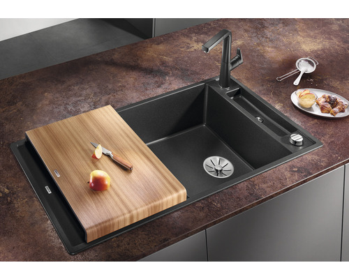 Küchenspüle aus Granit mit Schneidebrett, Wasserhahn und Apfel