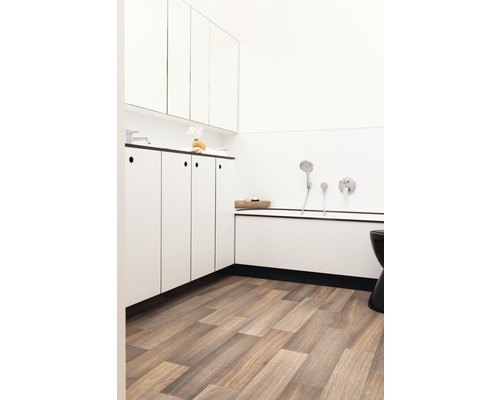 Salle de bain avec meubles blancs, baignoire et plancher en bois