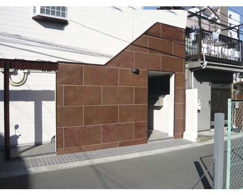 Aussenansicht eines Gebäudes mit Fassadenverkleidung