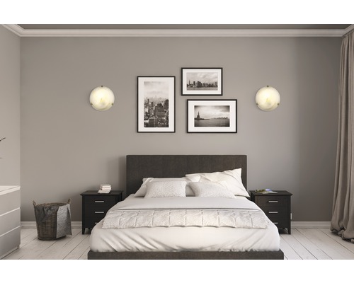 Schlafzimmer mit Bett, Nachttischen und Wandleuchten für eine stimmungsvolle Beleuchtung