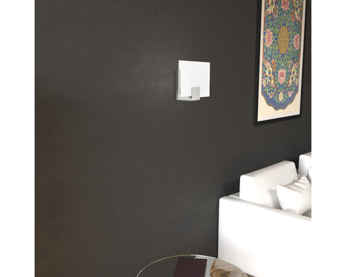 Applique murale avec abat-jour rectangulaire et support argenté sur un mur