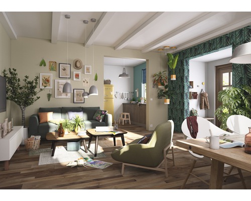 Helles Wohnzimmer mit Sofa, Couchtisch, Zimmerpflanzen und Dekoration