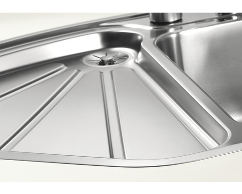 Detailansicht eines Edelstahlspülbeckens mit Ablaufgarnitur