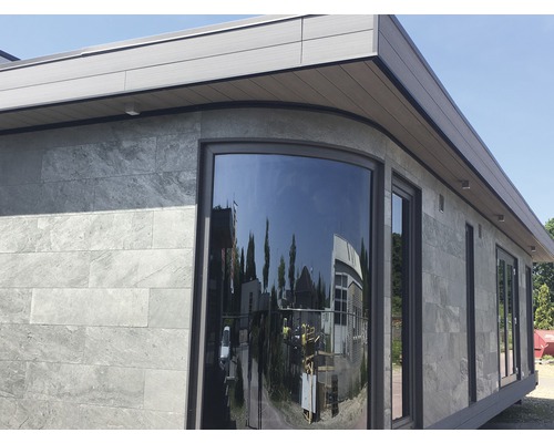 Gebäude mit Fensterfassade und Steinfassade