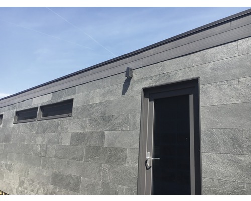 Gartenhaus mit Tür, Fenster und Steinwand