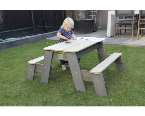 Kindermöbel-Garnitur im Garten mit Tisch und Sitzbänken