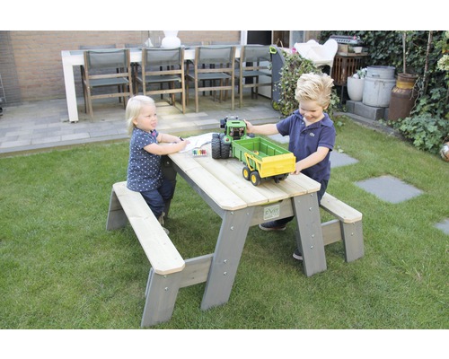 Kindersitzgruppe aus Holz im Garten mit zwei Kindern