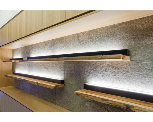 Dekorative Holzregale mit LED-Beleuchtung an einer Steinwand