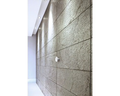 Wandgestaltung mit Natursteinfliesen und Deckenleuchten