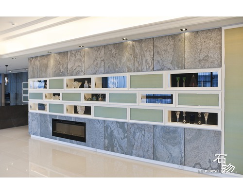 Wohnzimmer mit Steindekorwand, Regalen und eingebautem Kamin