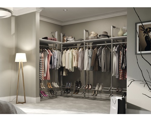 Dressing avec vêtements, chaussures et accessoires dans un design moderne.