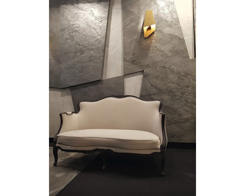 Dekoratives Wohnzimmer mit Sofa und Wandleuchte