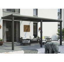 Terrassenüberdachung mit Sitzgruppe im Gartenbereich