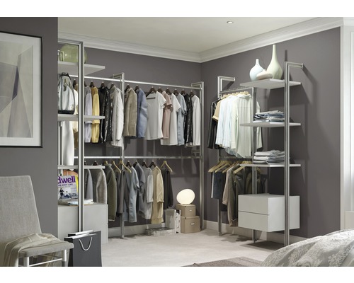 Dressing avec étagères et tringles à vêtements dans une chambre