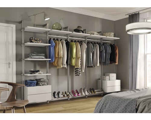 Chambre moderne avec dressing en métal et étagères