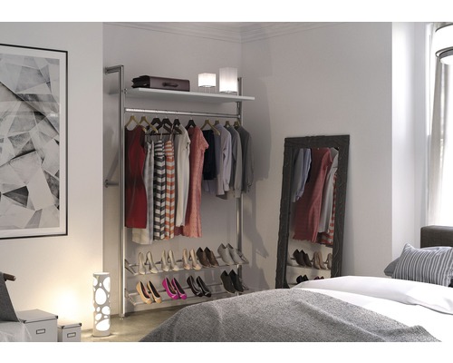 Chambre avec portant à vêtements, vêtements, chaussures, miroir et décorations