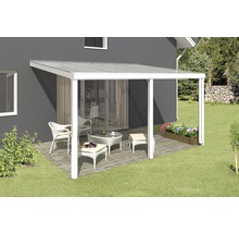 Terrassenüberdachung mit Gartenmöbeln auf Terrasse