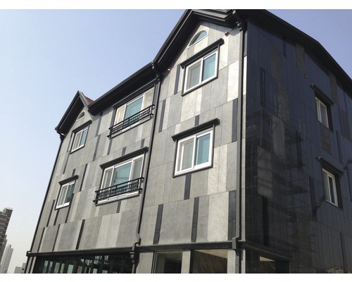 Mehrgeschossiges Gebäude mit Fassade und Fenstern