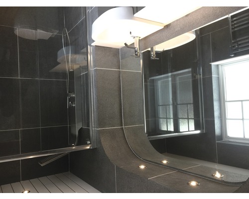 Modernes Badezimmer mit Dusche, Waschbecken und Fliesen