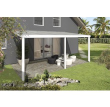 Terrassenüberdachung mit Gartenmöbeln auf einer Terrasse
