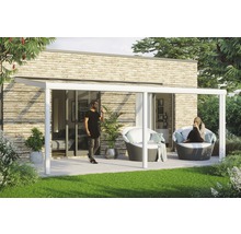 Moderne Terrassenüberdachung mit Sitzbereich im Garten