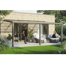 Terrassenüberdachung mit Sitzgelegenheiten im Garten