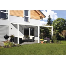 Terrasse mit Terrassenüberdachung, Gartenmöbeln und Grill im Garten