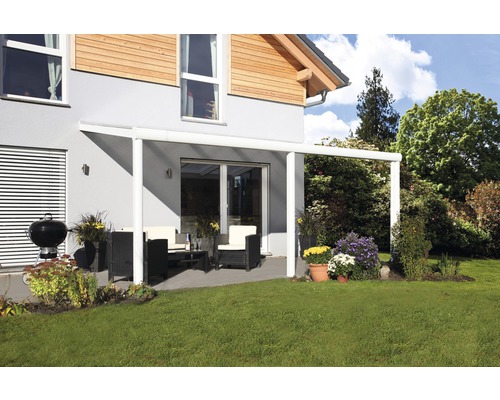 Terrasse avec toit de terrasse, mobilier de jardin et barbecue dans le jardin