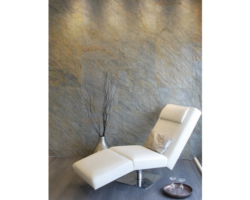 Scène d''intérieur avec une chaise longue, un vase et des carreaux muraux