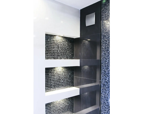 Mur de salle de bains avec carreaux de mosaïque et étagères