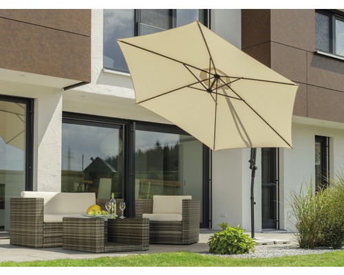 Terrasse mit Gartenschirm, Lounge-Möbeln und Getränken für eine entspannte Atmosphäre