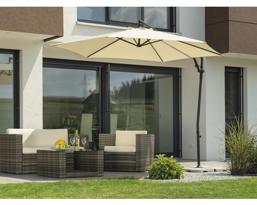 Szene mit Ampelschirm, Gartensitzgruppe und modernem Haus