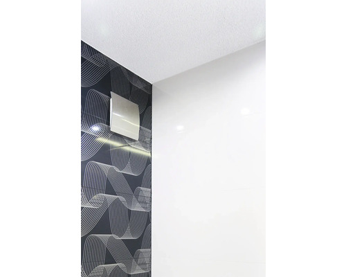 Pièce lumineuse avec des carreaux muraux à motifs ondulés et un ventilateur