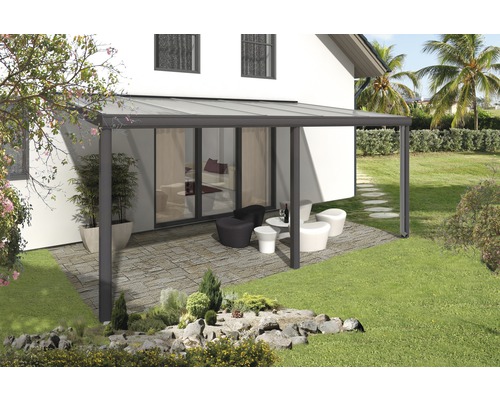 Toit de terrasse en aluminium et verre sur une maison avec des meubles de jardin sur la terrasse