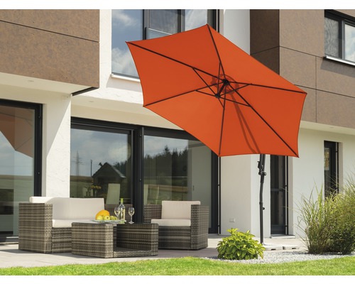 Szene mit Gartensitzgruppe unter einem Sonnenschirm auf einer Terrasse.