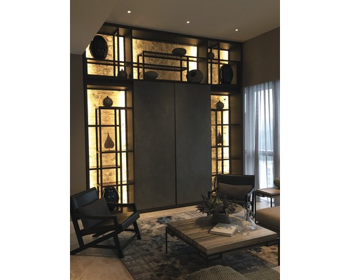 Salon avec étagères, armoires et sièges pour une ambiance chaleureuse