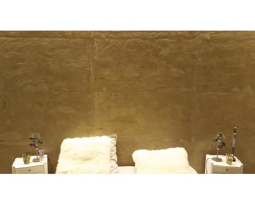 Chambre à coucher avec carrelage mural, tables de chevet et coussins