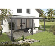 Terrassenüberdachung aus Aluminium mit Glasdach an einem Haus mit Gartenmöbeln