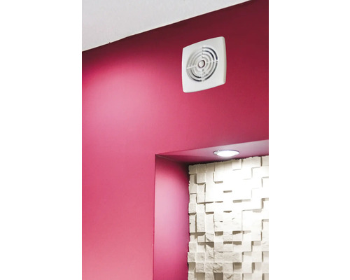 Ventilateur de salle de bain carré blanc sur mur rose