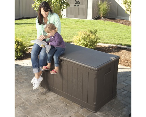 Coffre de jardin brun avec mère et enfant dans le jardin