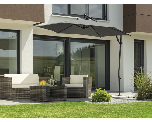 Scène avec parasol déporté et ensemble de meubles de jardin sur une terrasse